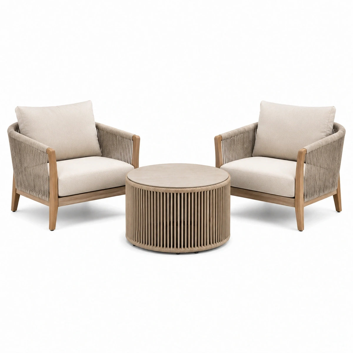 Salon de jardin Xernavik avec 2 fauteuils et table basse ronde en bois et corde beige naturel, vue de face extérieure.