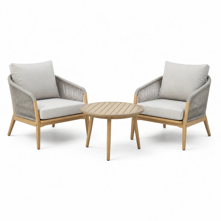 Salon de jardin Xernavik avec 2 fauteuils et table ronde en bois naturel gris clair, style contemporain, visible en image.